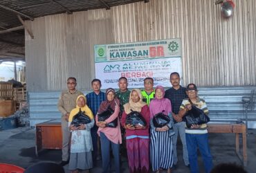 Berkah Ramadhan, PT AMR Bagikan Ratusan Sembako di Dua Kecamatan