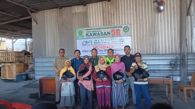 Berkah Ramadhan, PT AMR Bagikan Ratusan Sembako di Dua Kecamatan