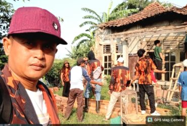PAC PP Sukra Bantu Bongkar Rumah Penerima BSPS, Wujud Nyata Gotong Royong