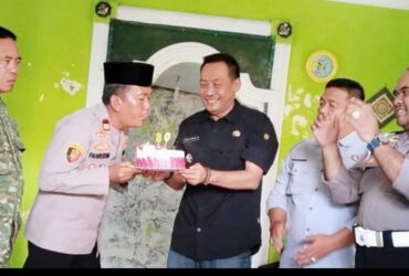 HUT Bhayangkara ke-80, Camat Bongas Berikan Kejutan Kue Ulang Tahun