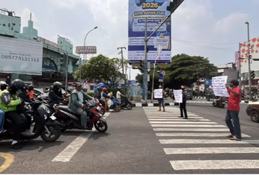 Kartu ATM Mandiri Dibakar sebagai Bentuk Protes, Pemblokiran Rekening Warga Picu Sorotan