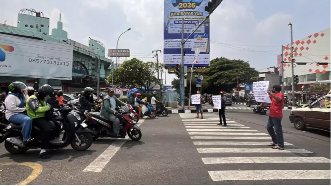 Kartu ATM Mandiri Dibakar sebagai Bentuk Protes, Pemblokiran Rekening Warga Picu Sorotan